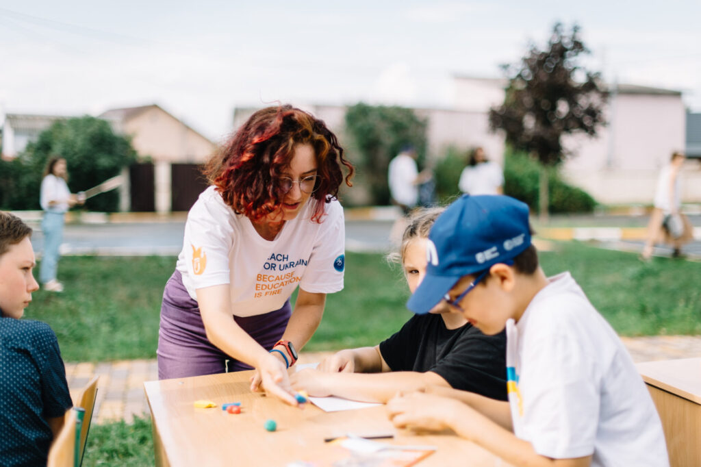 «Задавала розробити біо профілю в інстаграмі письменника, якого вивчали». Історії жінок, які змінили фах під час війни та поїхали вчителювати