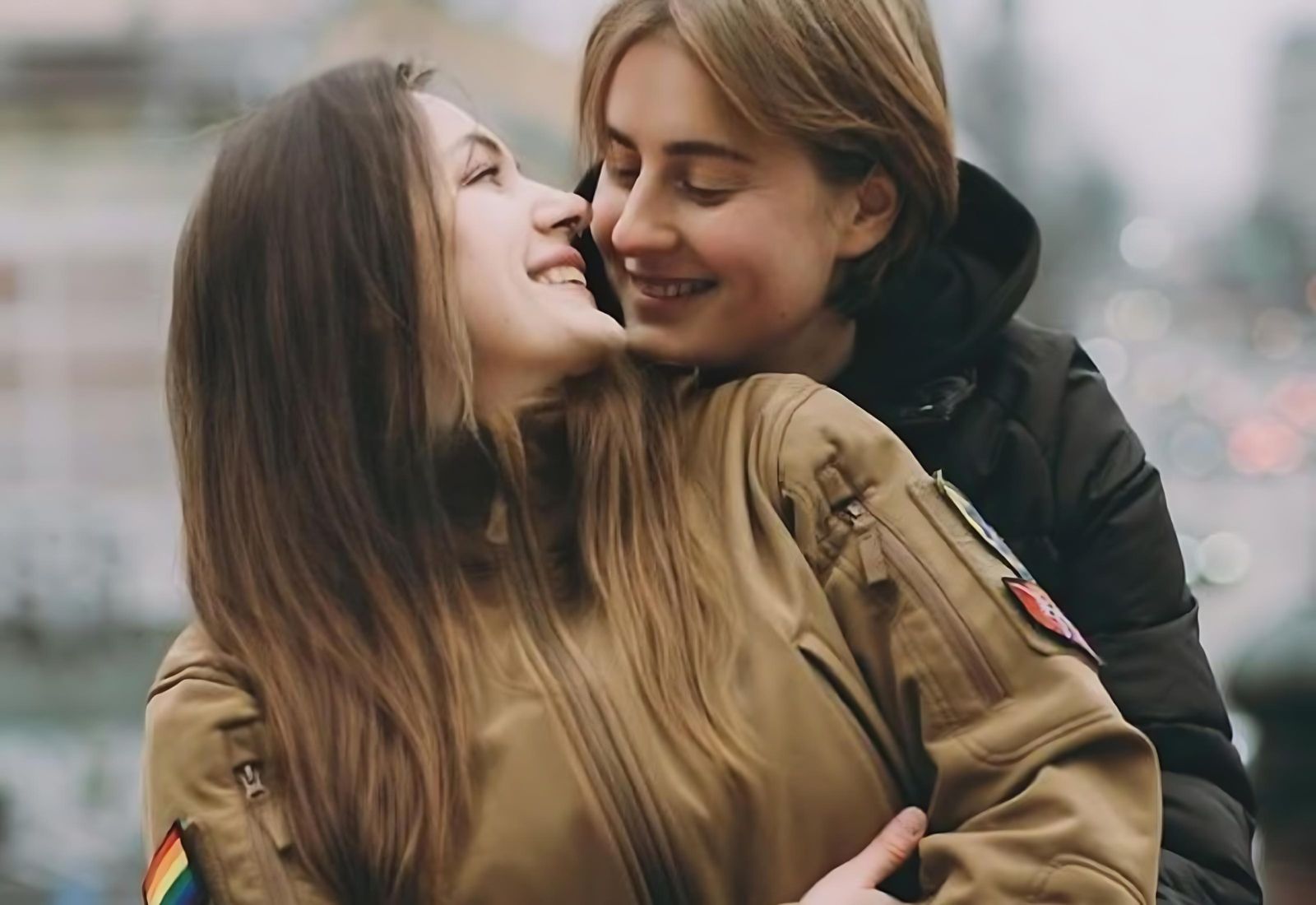 «Війна надовго, нам треба об’єднатися в один великий потужний кулак і захистити тих, хто захищає»: Військовослужбовиці про гомофобію та цивільні партнерства