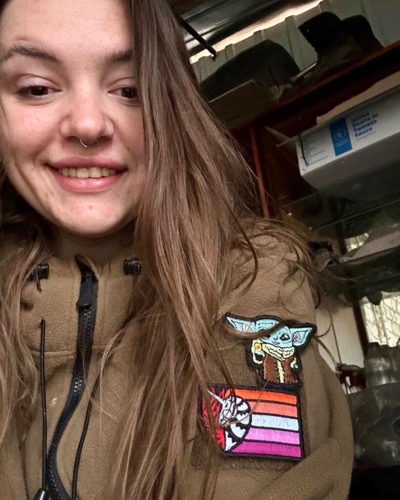 «Війна надовго, нам треба об’єднатися в один великий потужний кулак і захистити тих, хто захищає»: Військовослужбовиці про гомофобію та цивільні партнерства