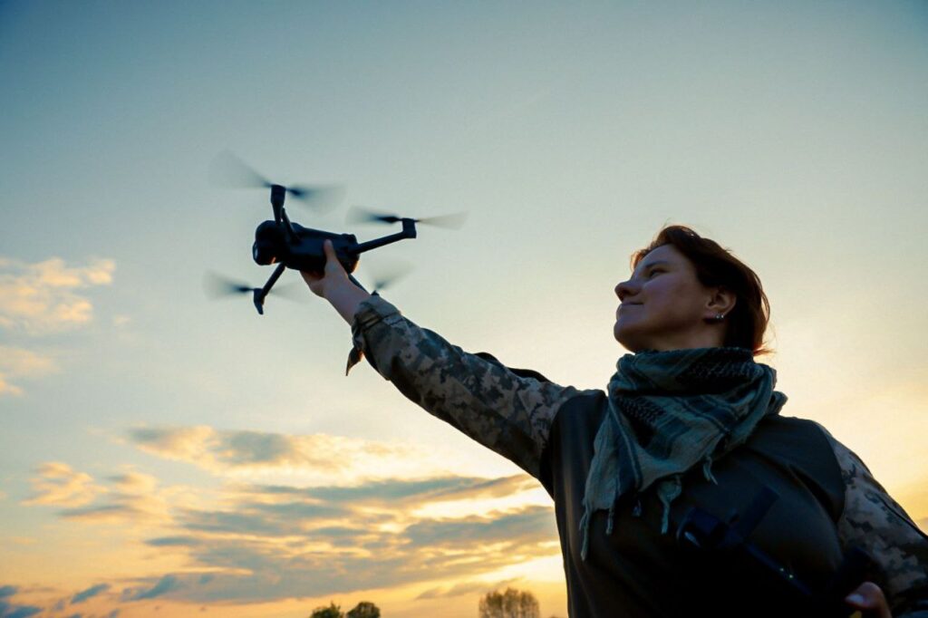 «Війна надовго, нам треба об’єднатися в один великий потужний кулак і захистити тих, хто захищає»: Військовослужбовиці про гомофобію та цивільні партнерства