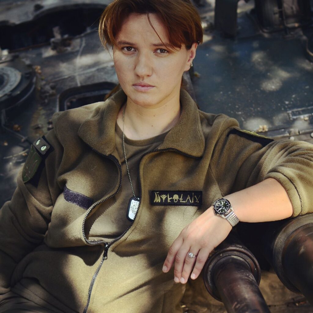 «Війна надовго, нам треба об’єднатися в один великий потужний кулак і захистити тих, хто захищає»: Військовослужбовиці про гомофобію та цивільні партнерства