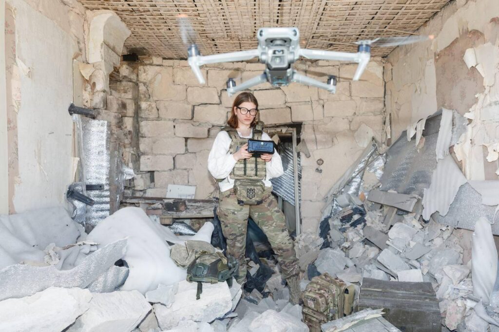 Бренд GAPTUVALNYA та громадська організація «Землячки» створили благодійну вишиванку на честь українських військовослужбовиць