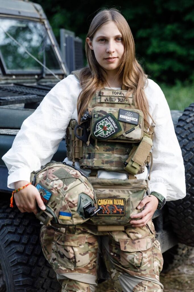 Бренд GAPTUVALNYA та громадська організація «Землячки» створили благодійну вишиванку на честь українських військовослужбовиць