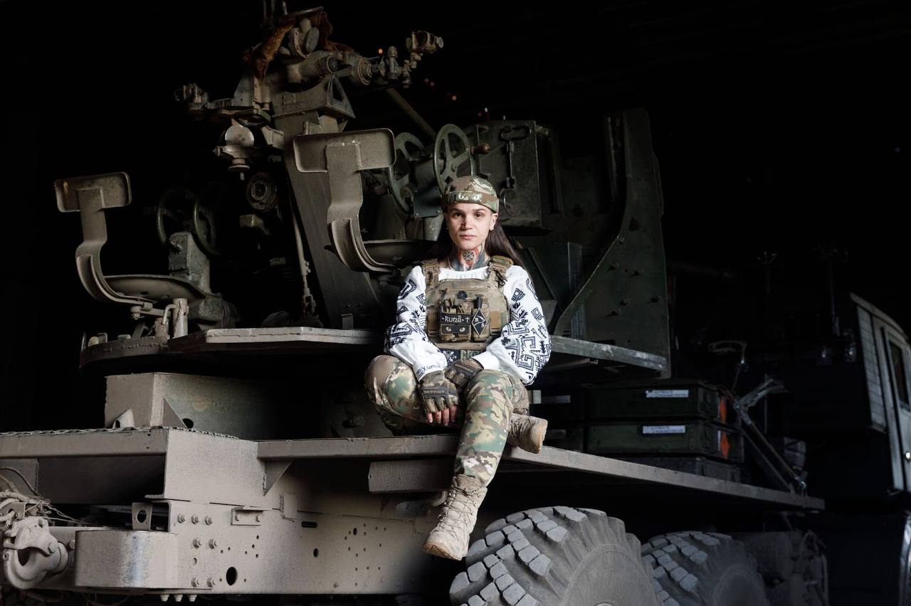 Головна сержантка, командирка відділення зенітно-артилерійського взводу «Руна», 25 років