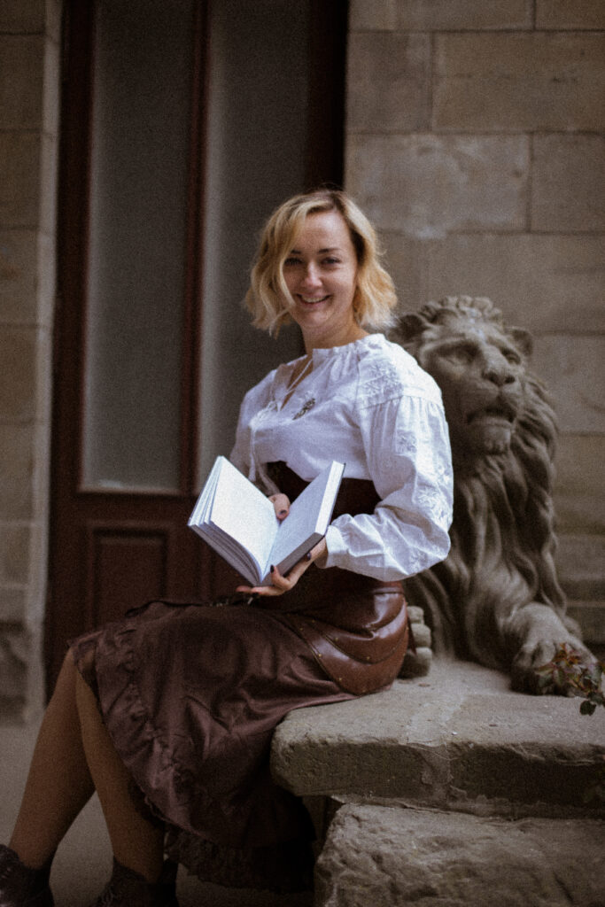 Романтичне фентезі й любовні лінії у фантастичній літературі: Всі пригоди та увага багатолітніх надприродних вродливців дістаються нам