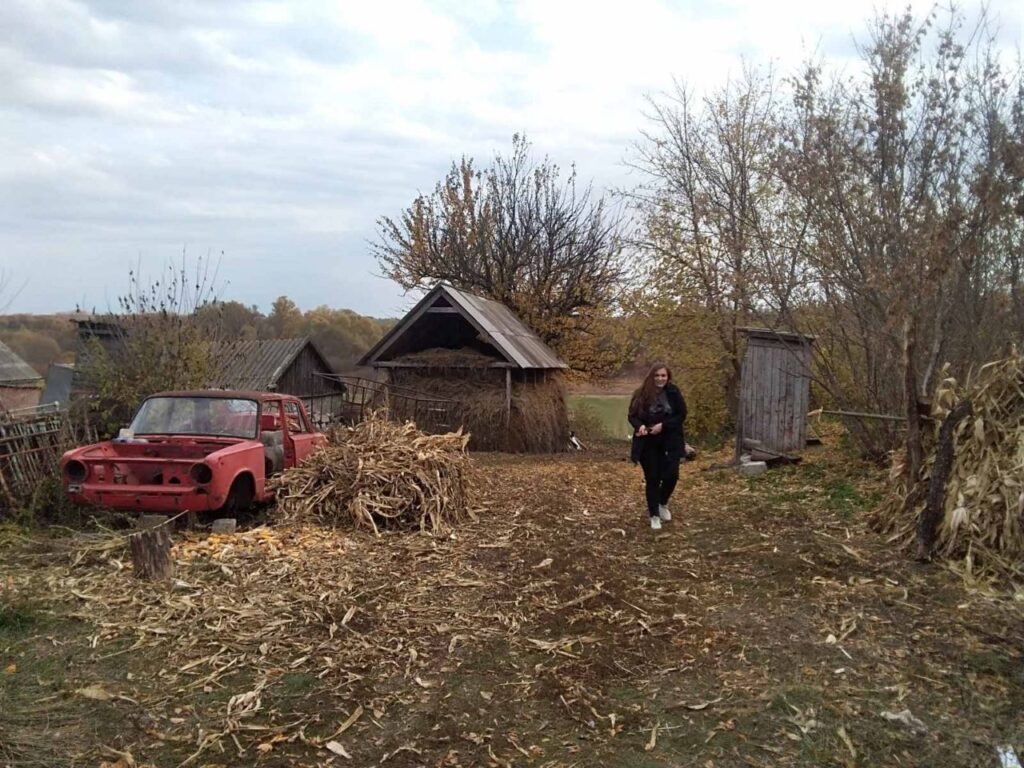 «Суспільне» покаже документальний проєкт загиблої журналістки та парамедикині Ірини Цибух «Відстань»