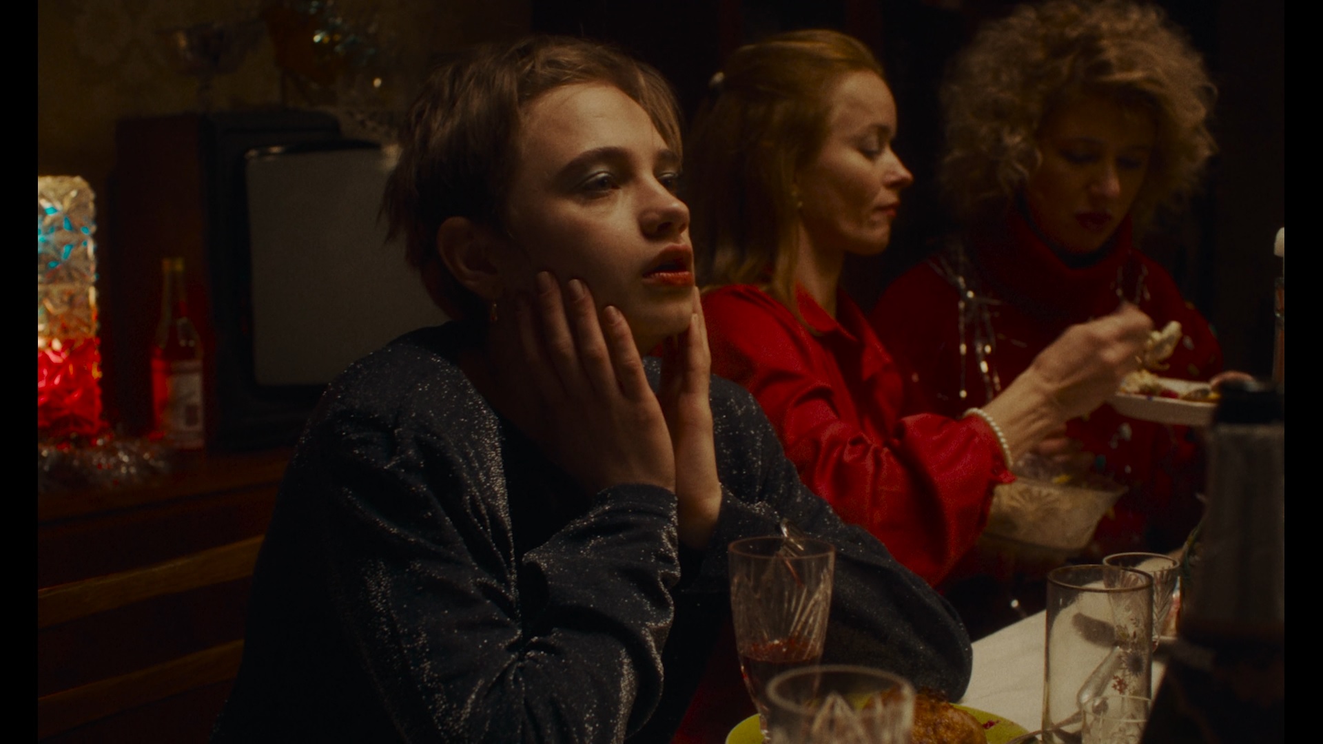 Що таке «жіночий погляд» у кіно? Розбираємо на прикладах стрічок про 90-ті від українських режисерок