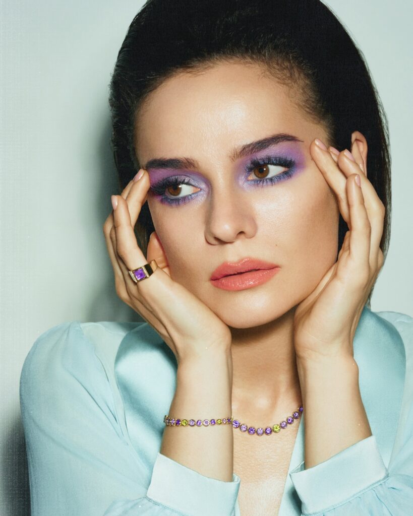 Вінтажна еклектика 80-х. Ювелірний дім SOVA створив колаборацію з українською стилісткою Маргаритою Мурадовою