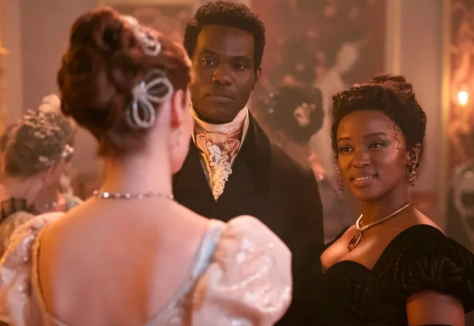 Авторка «Бріджертонів» Джулія Квінн пояснила появу квір-персонажки у серіалі