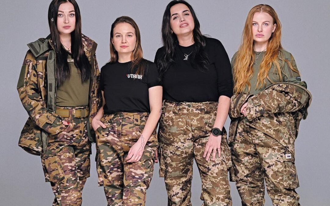 «Жіночий ветеранський рух» запустив благодійний проєкт «Гідна», щоб забезпечити захисниць зручною військовою формою