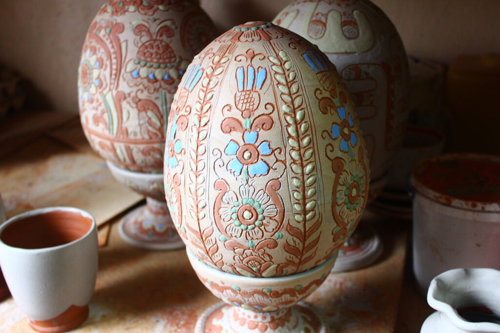 «Курі у мене вмирають своєю смертю»: про косівську керамістку Уляну Шкром’юк