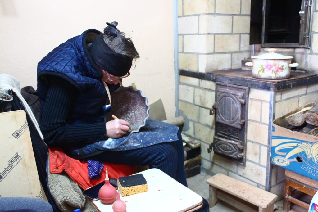 «Курі у мене вмирають своєю смертю»: про косівську керамістку Уляну Шкром’юк