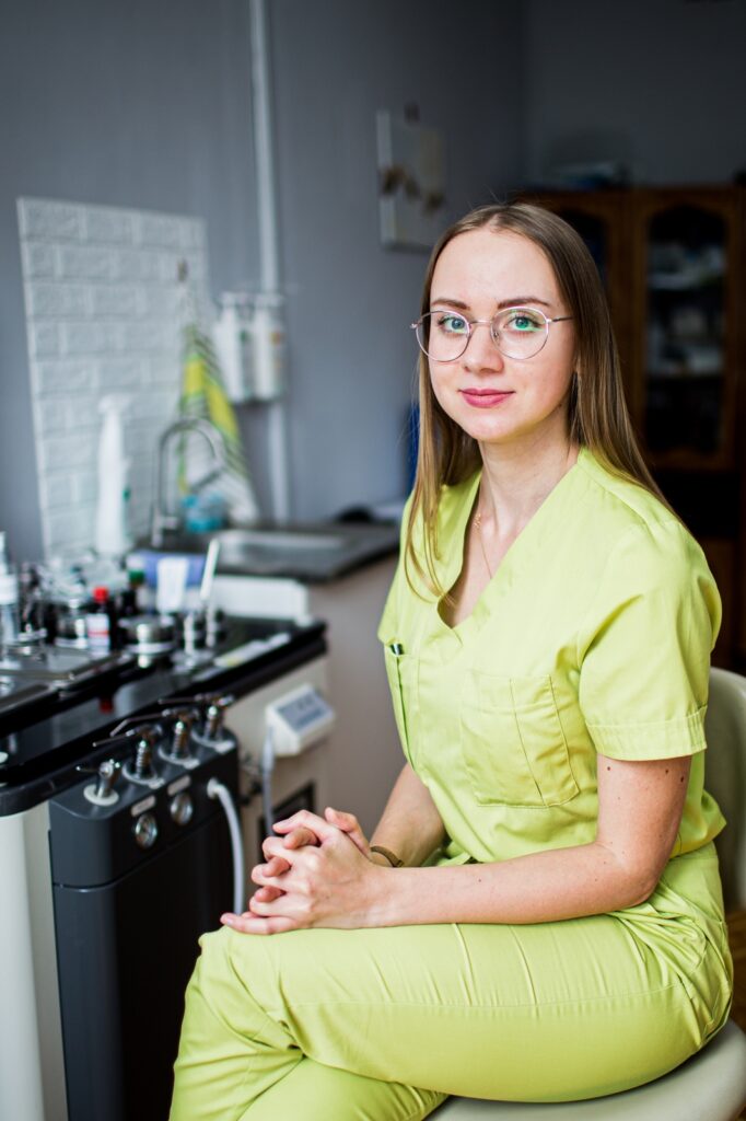 «Мені часто кажуть, що жінка в хірургії — це і не жінка, і не хірург». Онкохірургиня Яна Воронцова про стереотипи в професії та роботу під час війни