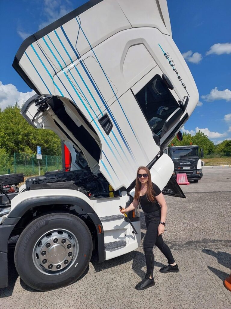 «Далекобійник — професія, що не має статі». Як українки працюють водійками вантажівок і де жінки можуть опанувати цей фах