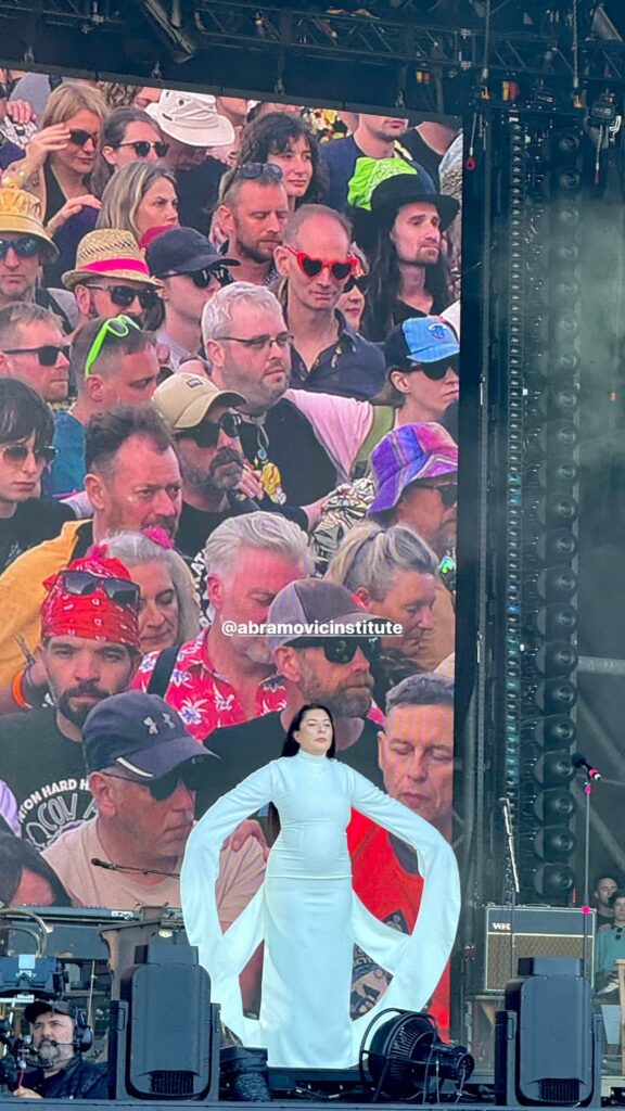 Сім хвилин колективної тиші: Марина Абрамович представила новий перформанс на фестивалі Ґластонбері