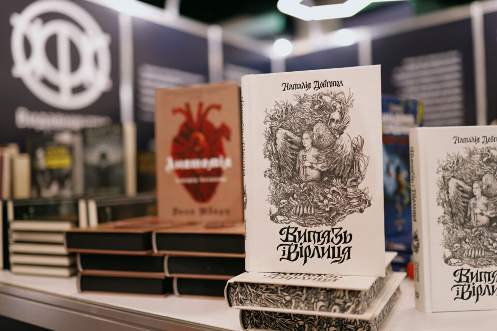 Романтичне фентезі й любовні лінії у фантастичній літературі: Всі пригоди та увага багатолітніх надприродних вродливців дістаються нам