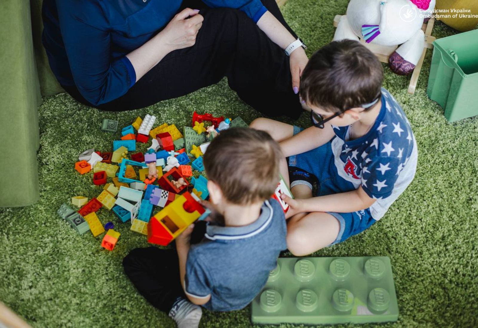 Змушували ходити до російської школи та щопонеділка співати гімн рф: Україна вивезла з окупації ще 10 дітей