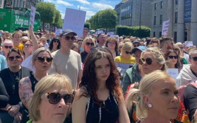 В Ірландії тисячі людей вийшли на вулиці через умовний вирок солдату, який жорстоко побив дівчину