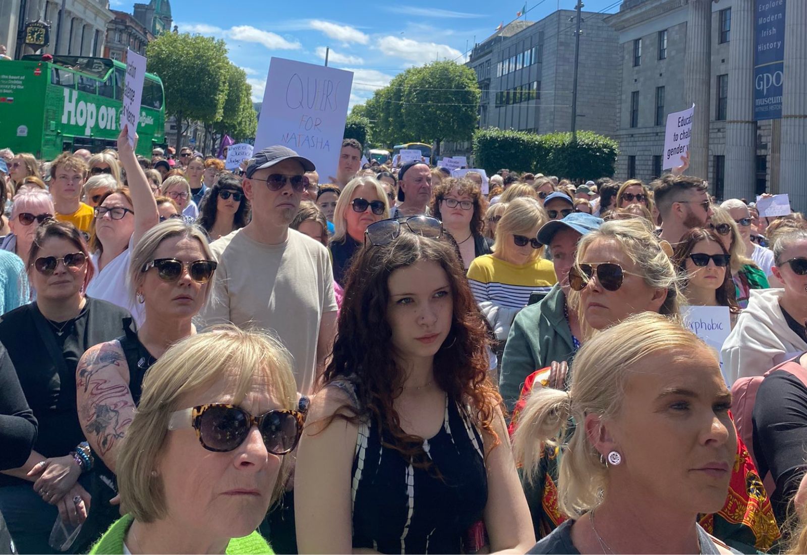 В Ірландії тисячі людей вийшли на вулиці через умовний вирок солдату, який жорстоко побив дівчину