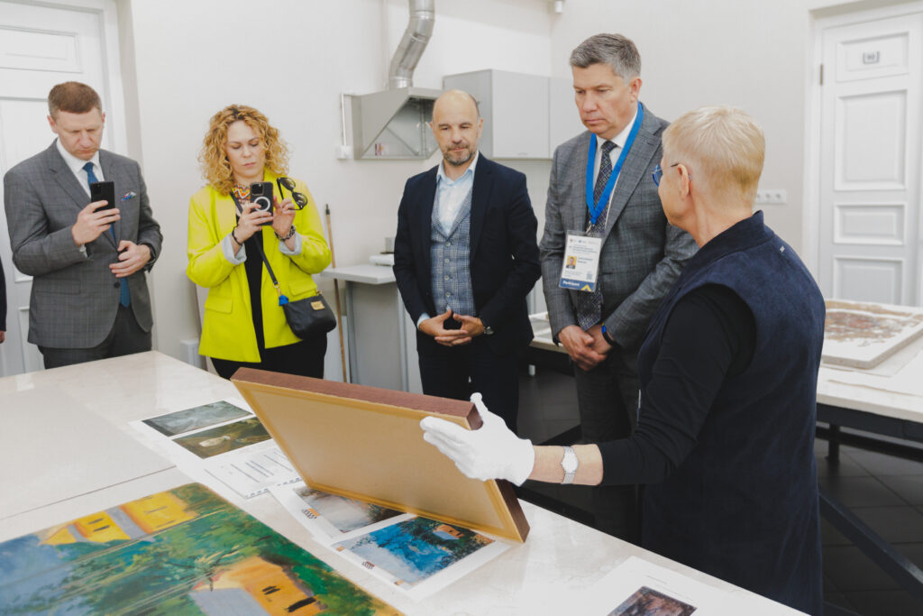 Сто картин Марії Примаченко відреставрують у Литві