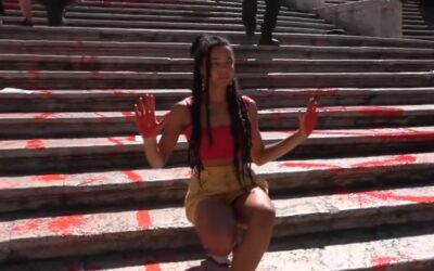 У Римі «залили кров’ю» Іспанські сходи, щоб привернути увагу до проблеми феміцидів в Італії