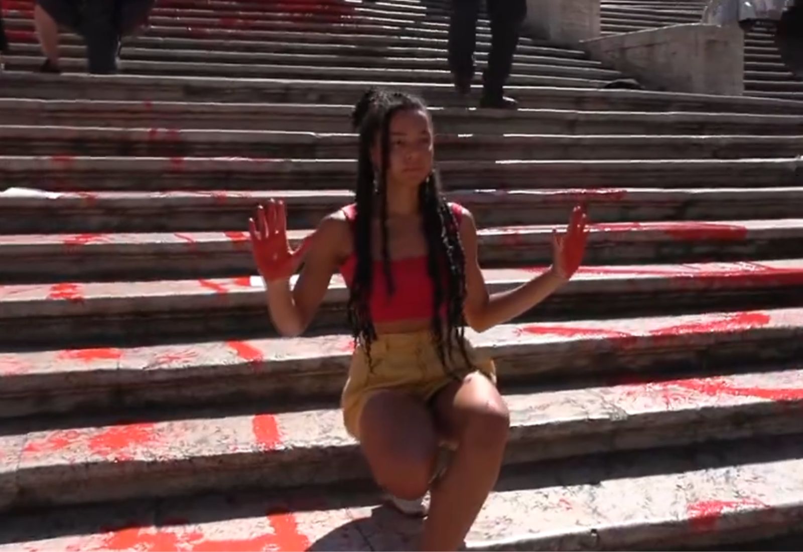 У Римі «залили кров’ю» Іспанські сходи, щоб привернути увагу до проблеми феміцидів в Італії