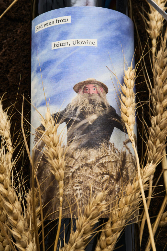 Проєкт Deocoupage у колаборації з фотографинею Тетяною Spasi Sohrani випустив серію колекційного вина, щоб допомогти ветеранам