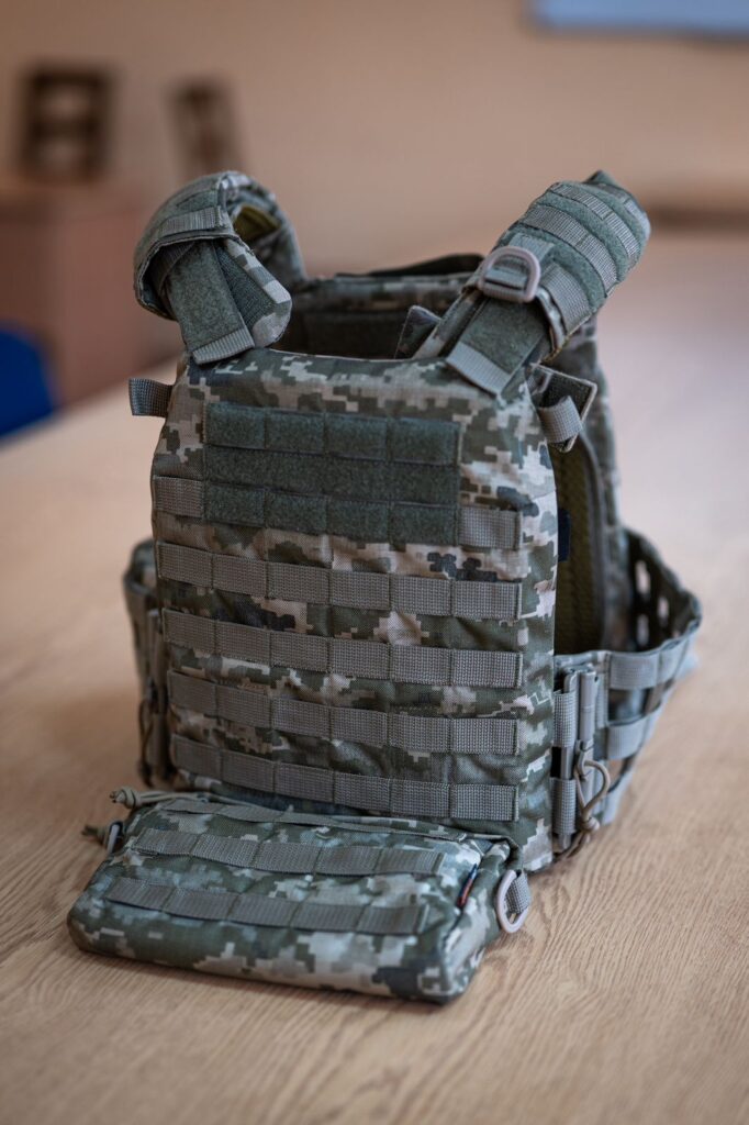 У Міноборони тестують полегшену модель бронежилета, а НАТО виділить понад $7 мільйонів на спорядження для українських військовиць