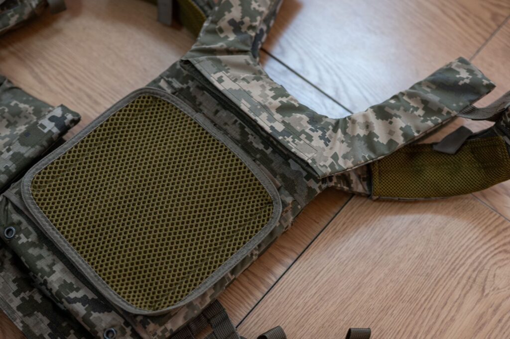 У Міноборони тестують полегшену модель бронежилета, а НАТО виділить понад $7 мільйонів на спорядження для українських військовиць
