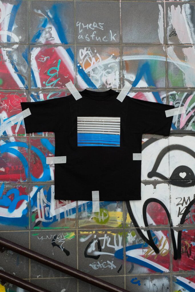 Мистецтво вуличного маніфесту. Бренд «ХУІЗИТ» і проєкт Wall can talk створили тематичний дроп футболок