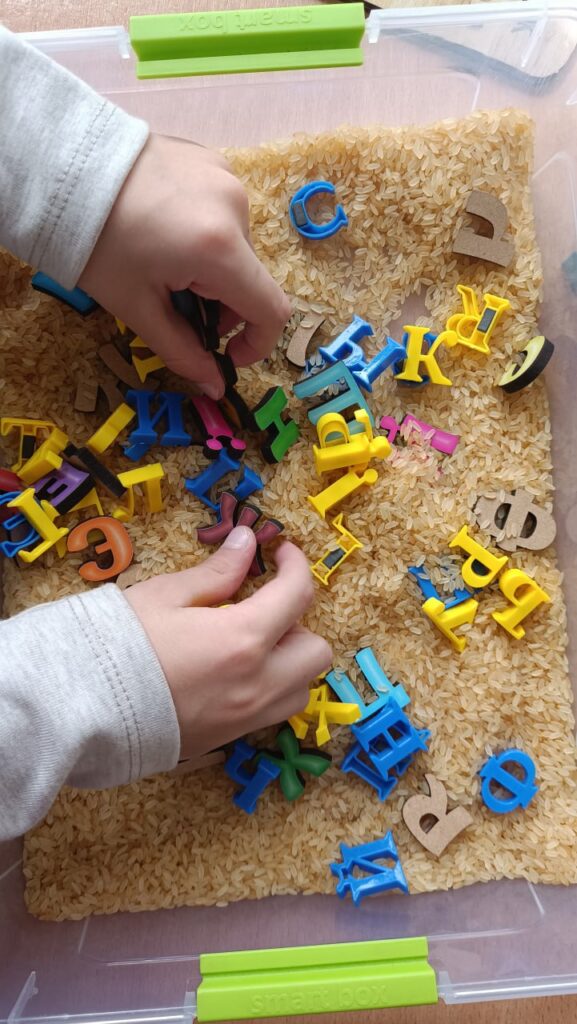 Навіщо вчителям і учням потрібні асистенти та тьютори. Розповідаємо про навчання дітей з особливими освітніми потребами