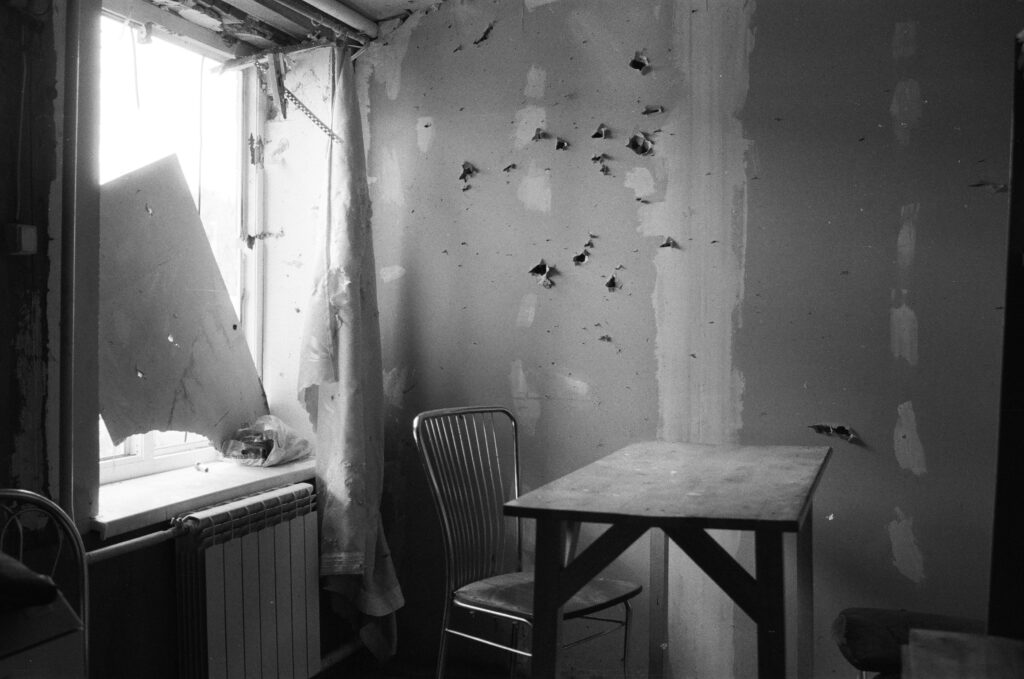 У Києві відбудеться виставка воєнної фотографії «Її очима»