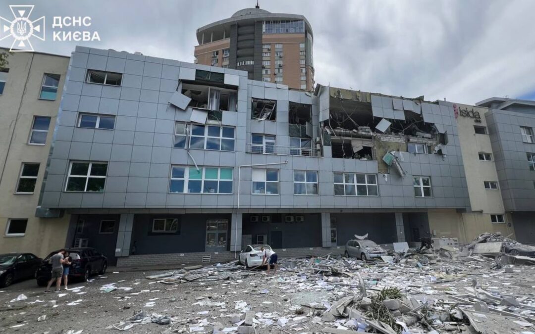 У Києві через російську повітряну атаку загинули працівники та пацієнтки медичного центру Adonis