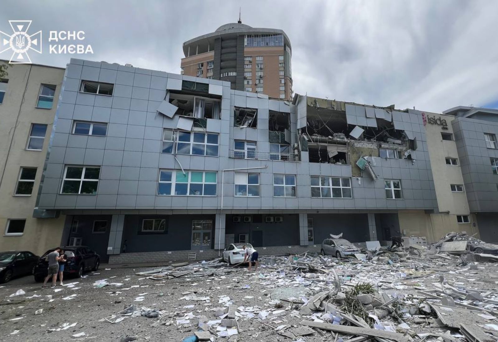 У Києві через російську повітряну атаку загинули працівники та пацієнтки медичного центру Adonis