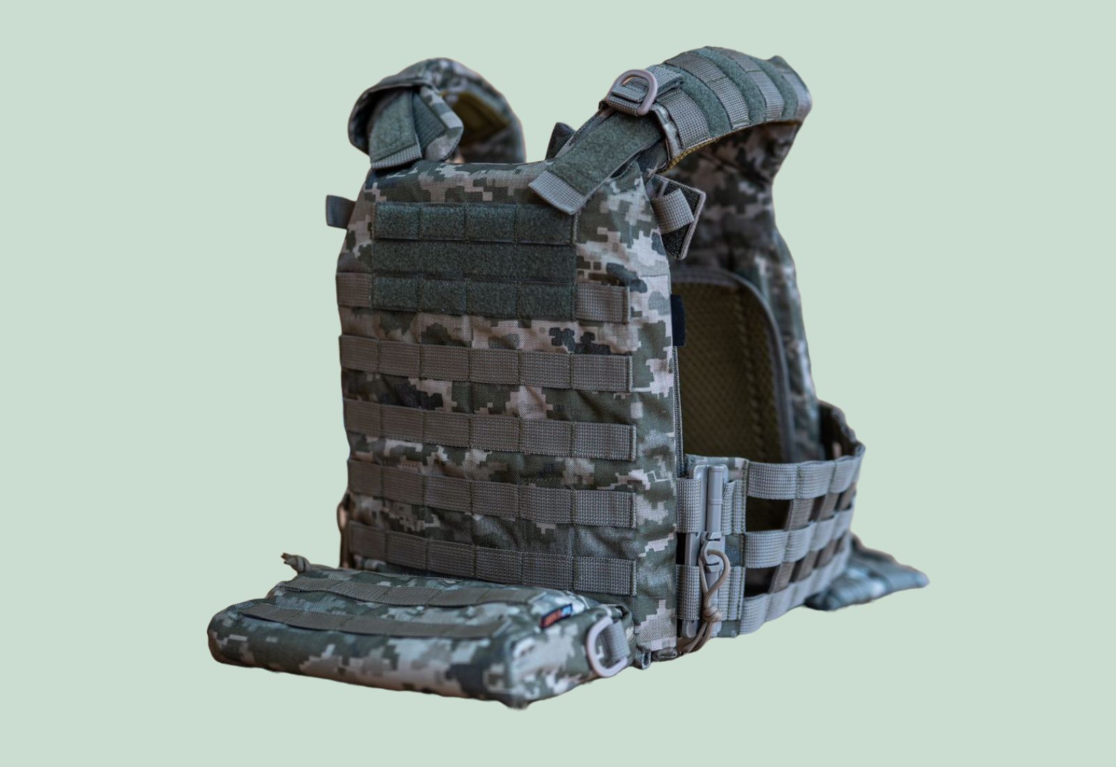 У Міноборони тестують полегшену модель бронежилета, а НАТО виділить понад $7 мільйонів на спорядження для українських військовиць