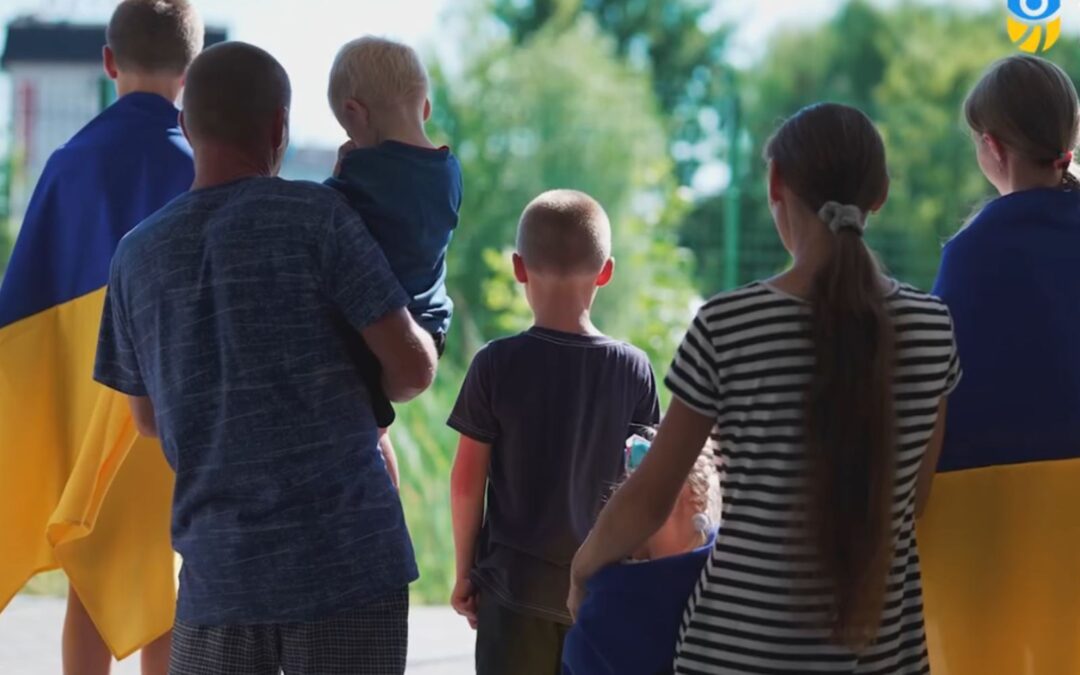 Україна повернула ще вісьмох дітей із родинами з окупованих територій та 85-річну жінку з росії