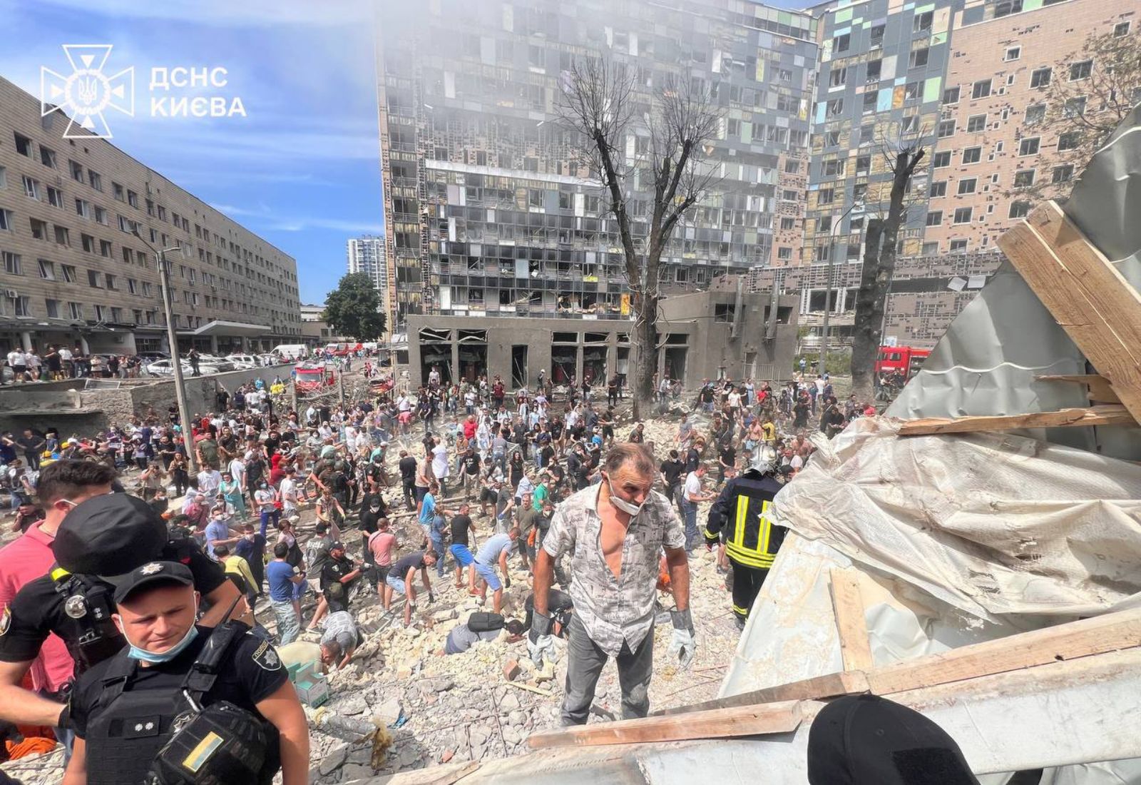 Масований ракетний обстріл України: росіяни влучили в лікарню «Охматдит», під завалами можуть бути діти