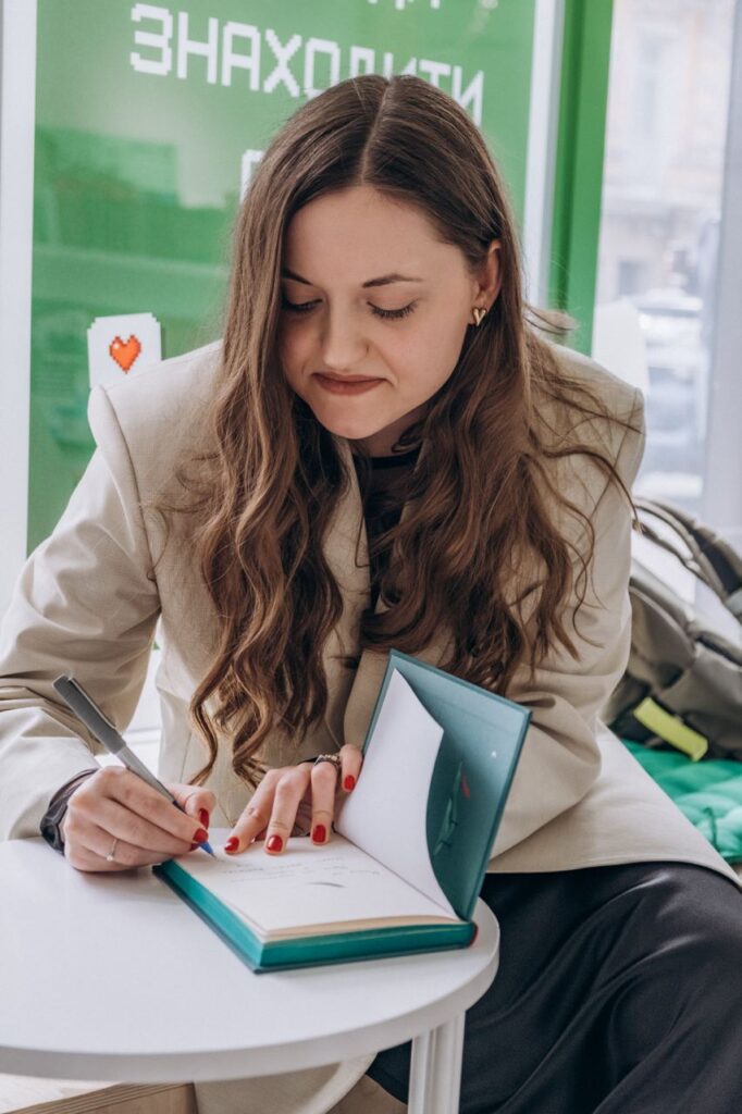 Сценаристка Євгенія Бабенко про літературний дебют: «Я б і сама хотіла мати таку книжку, коли закінчувала школу» 2 Євгенія Бабенко на презентації книги