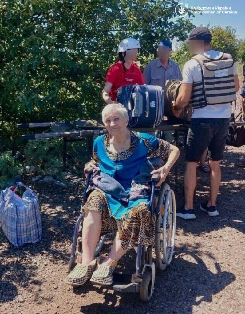 Україна повернула ще вісьмох дітей із родинами з окупованих територій та 85-річну жінку з росії