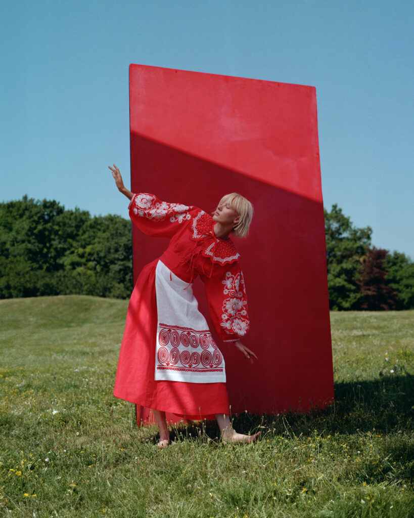 Етнобренд EmbroideredGem випустив нову колекцію до Дня Незалежності України: її обличчям стала військова фотографка