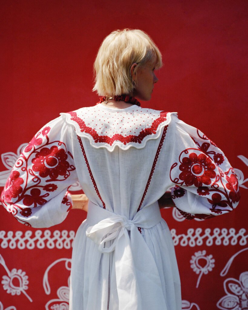 Етнобренд EmbroideredGem випустив нову колекцію до Дня Незалежності України: її обличчям стала військова фотографка