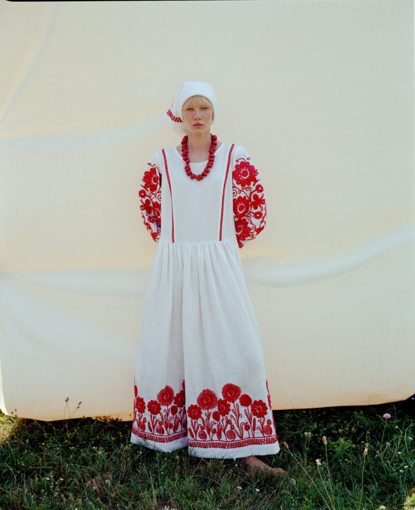 Етнобренд EmbroideredGem випустив нову колекцію до Дня Незалежності України: її обличчям стала військова фотографка