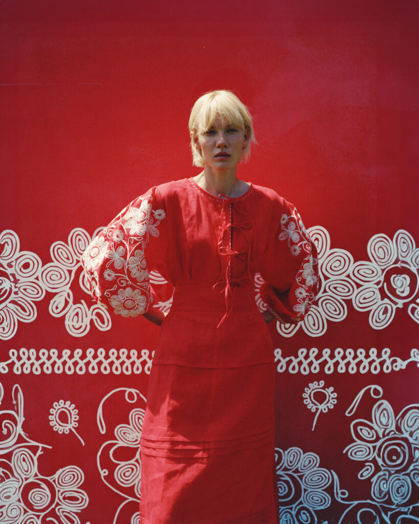 Етнобренд EmbroideredGem випустив нову колекцію до Дня Незалежності України: її обличчям стала військова фотографка