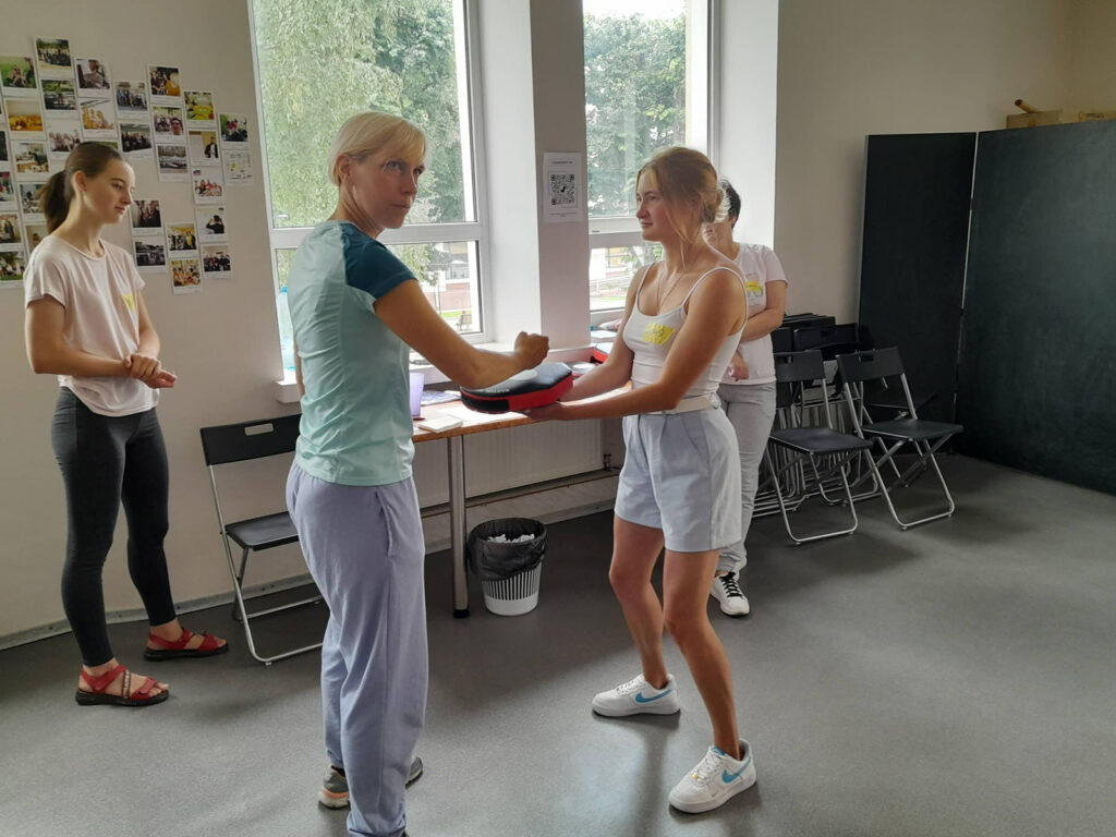 Щоб не плакать — захищалась: Що таке методика Wen-Do й чому про неї важливо знати жінкам 2 Ніна Гаєвська веде заняття з Wen-Do