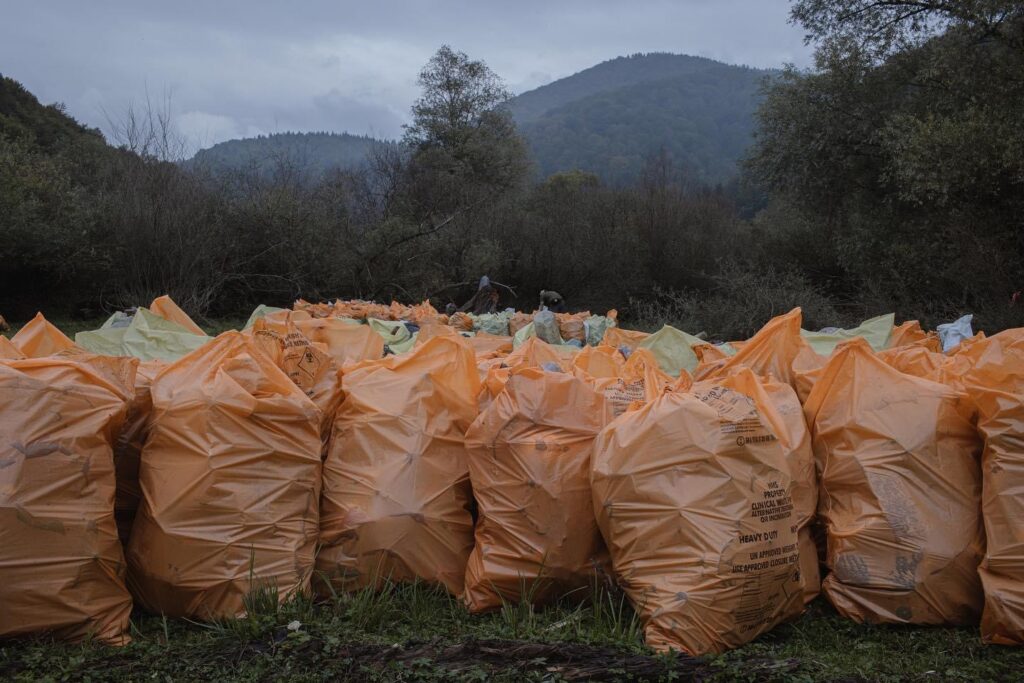 «Із Закарпатським морем нас познайомило сміття»: Історія Олени Жук, яка прибирає Карпати і займається екопросвітою