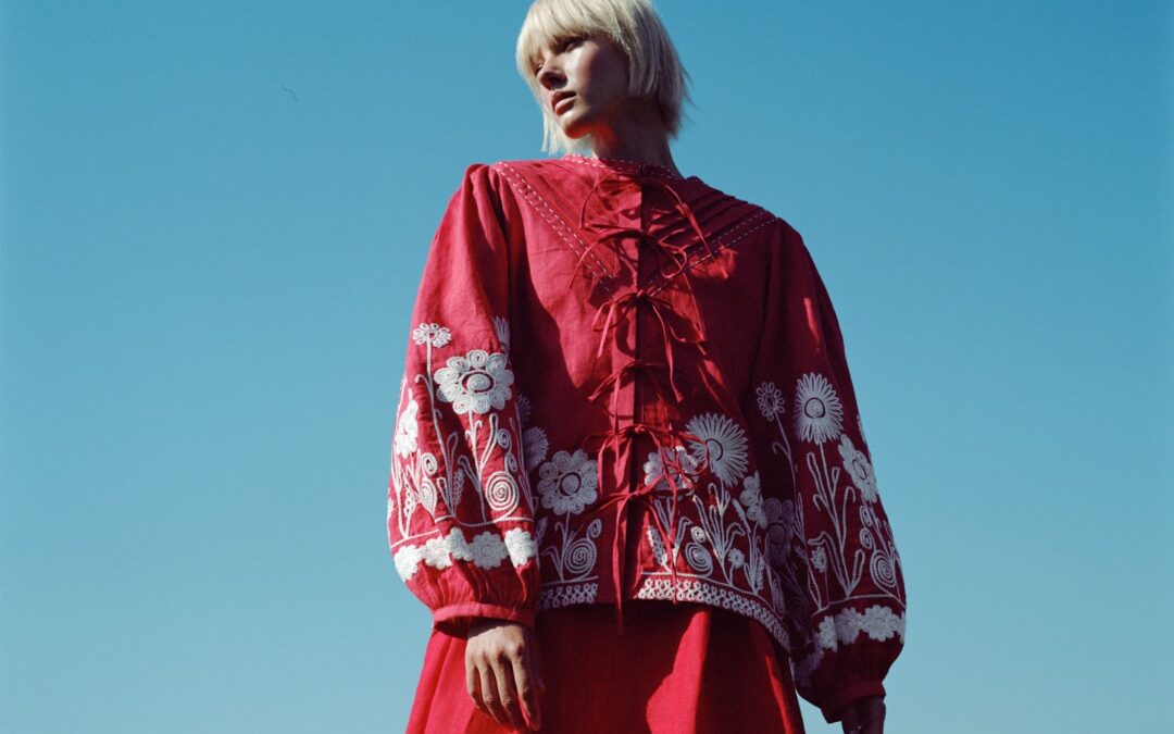 Етнобренд EmbroideredGem випустив нову колекцію до Дня Незалежності України: її обличчям стала військова фотографка