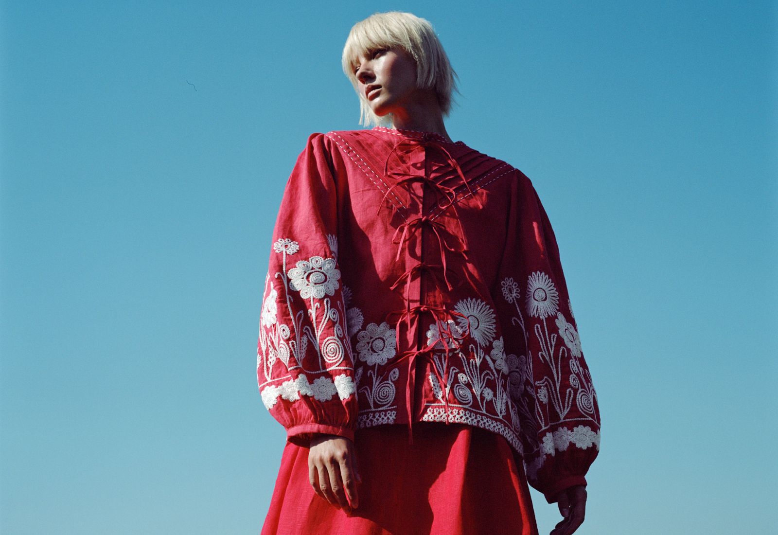 Етнобренд EmbroideredGem випустив нову колекцію до Дня Незалежності України: її обличчям стала військова фотографка