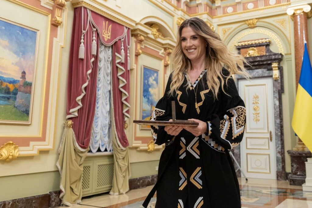 Голова СБУ вручив українській фехтувальниці Ользі Харлан пам’ятний знак «Хрест пошани»