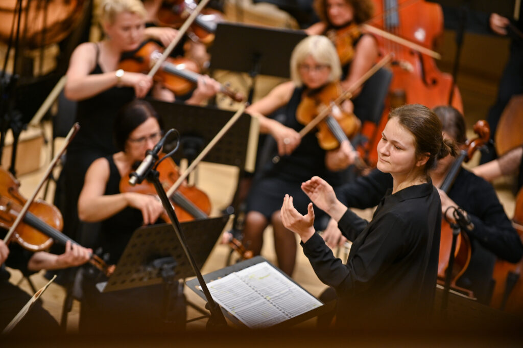 «Насправді жінки виразніші, тож мають більше впливу на оркестр»: Історії трьох жінок-диригенток