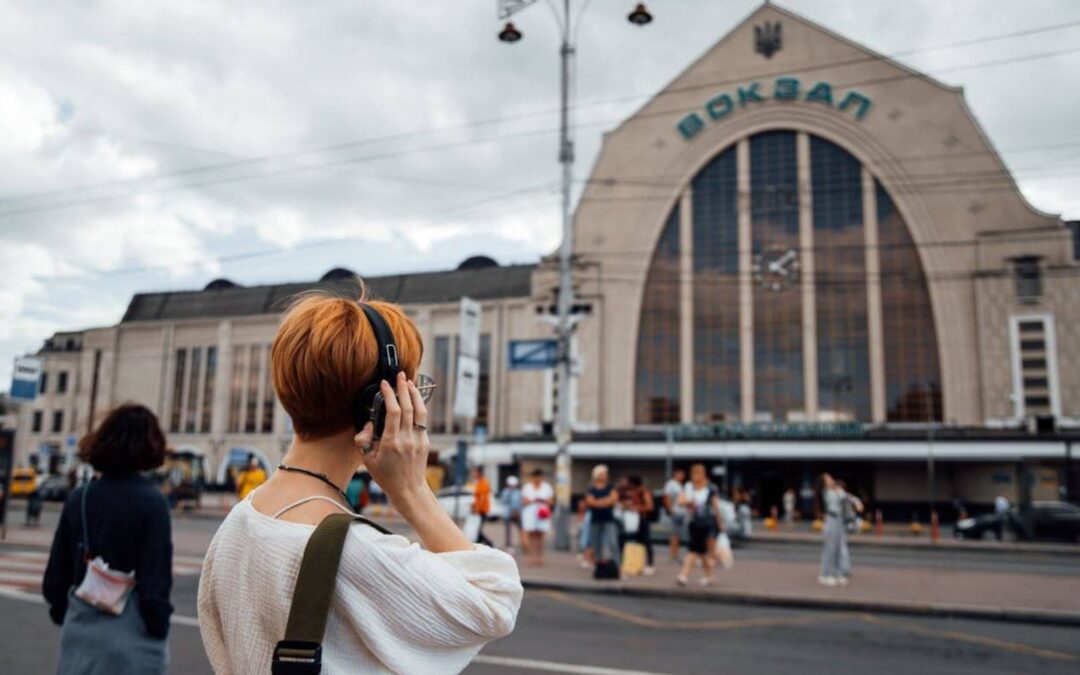 Як це — бути коханою військового: на Київському залізничному вокзалі показуватимуть імерсивну виставу pomitna